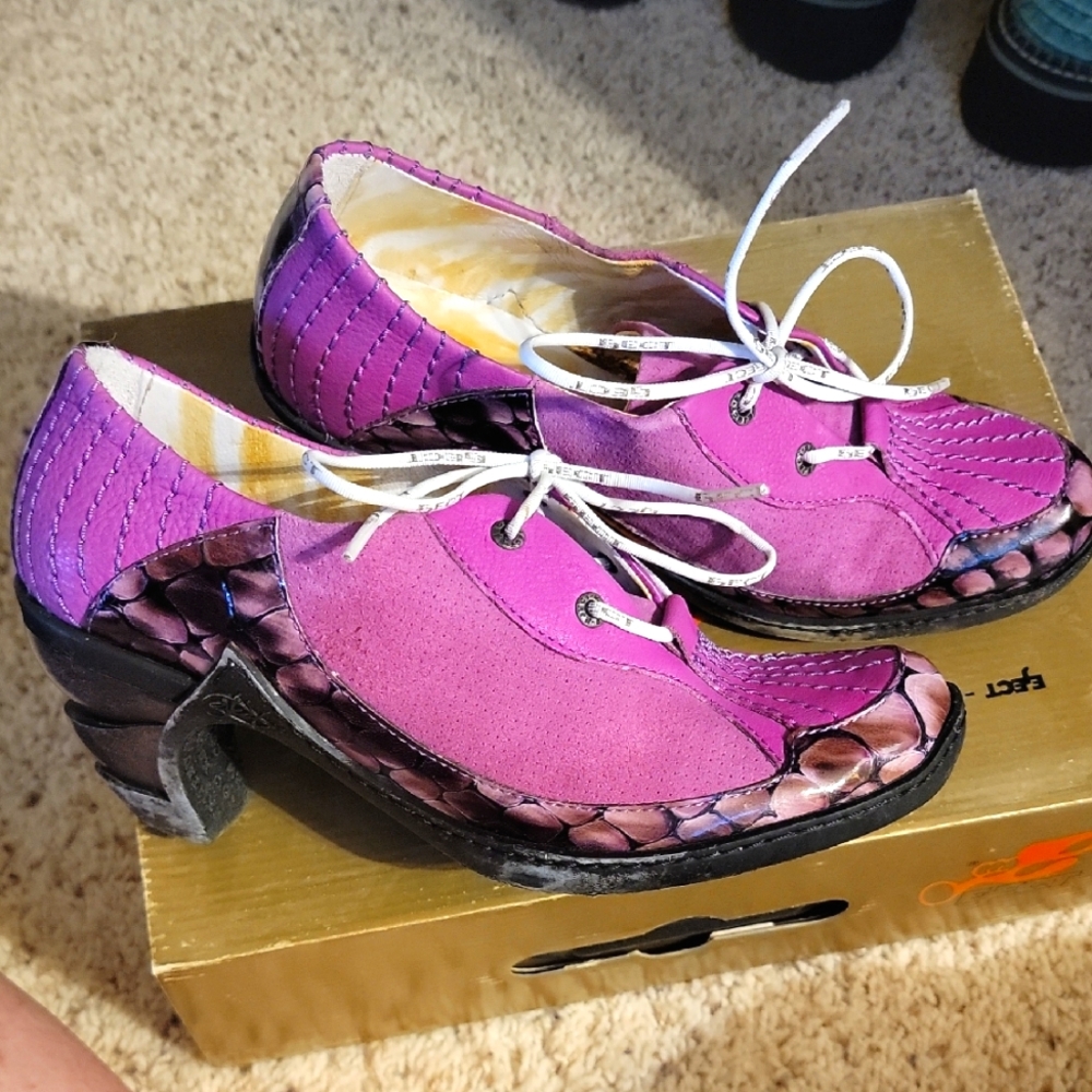 WOMENS AUTHENTIC LEATHER AND SUEDE EJECT SHOES.